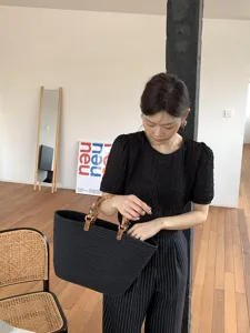Borsa tote intrecciata in cotone nero con manici in bambù, borsa di paglia estiva.