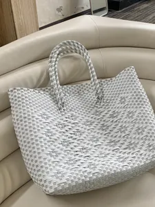 Grote geweven tote schoudertas met stijlvol grijs en wit patroon ontwerp voor de zomer.