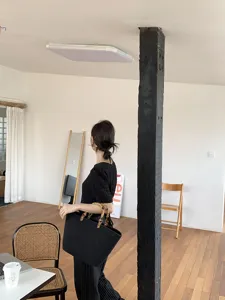 Borsa shopper nera intrecciata con manici di bambù, grande borsa estiva artigianale donna.