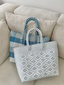 Detail van grote geweven shopper handtas met complexe patronen en sterke handgrepen.