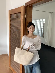 Vista dettagliata della borsa in corda di cotone intrecciata in un ambiente interno.