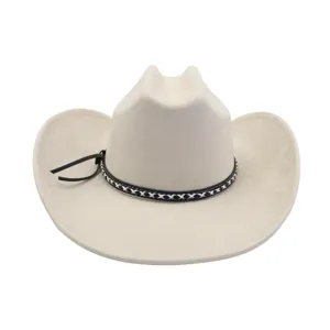 Détail du chapeau de cow-boy western en daim beige avec une bande tressée noire et blanche.