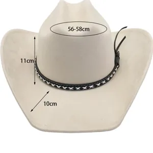 Détails de gros plan du chapeau de cow-boy western en suède avec large bord et bande en cuir.