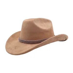 Vue de détail en gros plan du chapeau de cow-boy western en daim marron avec bande de perles.