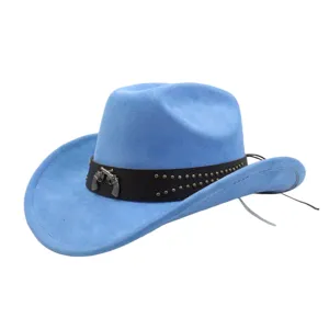 Detailansicht des blauen Wildleder Western Cowboyhutes mit Metallrevolver und Nieten.
