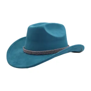 Détail de chapeau de cowboy en suédine turquoise, texture de bande de perles mode.