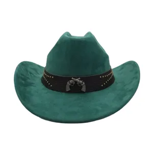 Grüner Wildleder-Western-Cowboyhut mit schwarzem Lederband, Nieten und gekreuzten Pistolen.