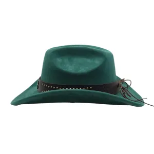 Grüner Wildleder Western Cowboy Hut mit nietenbesetztem braunen Lederband und Fransen.