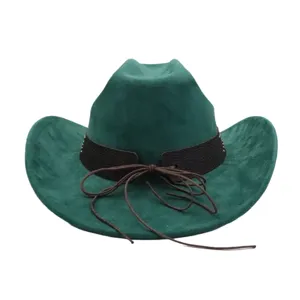 Nahaufnahme Detailansicht des dunkelgrünen Wildleder-Western-Cowboyhuts mit braunem Band.