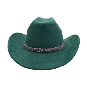 Vue détaillée du chapeau de cow-boy western en suédine vert foncé avec bande en métal perlé.