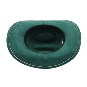 Vue détaillée montrant la doublure intérieure et le passepoil clair du chapeau de cowboy en daim vert.