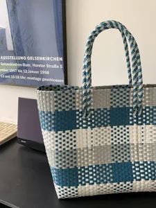Grote gewoven shopper tas, blauw en grijs ruitjesdesign, stijlvolle zomertas voor dames.