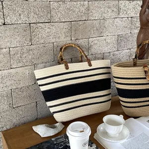 Primo piano dettagliato della borsa shopper in corda di cotone con manico in bambù