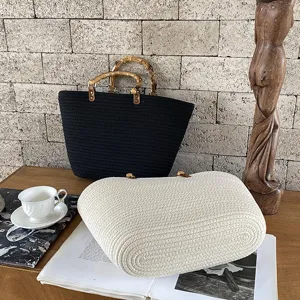 Primo piano della borsa tote in corda di cotone fatta a mano con manici in bambù.