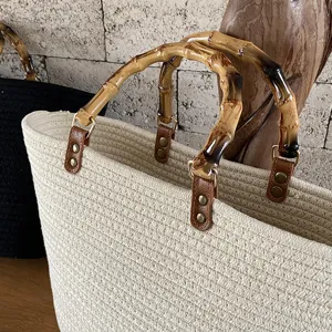 Borsa tote in corda di cotone intrecciato con manici in bambù naturale e dettagli in pelle