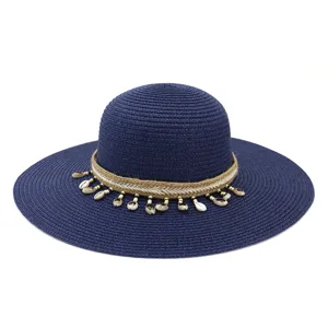 Chapeau de paille bleu marine pour femme avec decoration de coquillages et perles grand bord