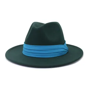 Vista dettagliata di un cappello fedora verde scuro a tesa larga con nastro plissettato.