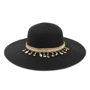 Chapeau de paille noir pour femme avec franges de perles de coquillage pour la plage.