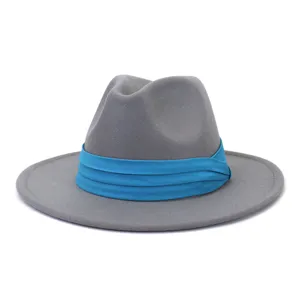 Primo piano della texture del cappello fedora in lana grigia con nastro plissettato.
