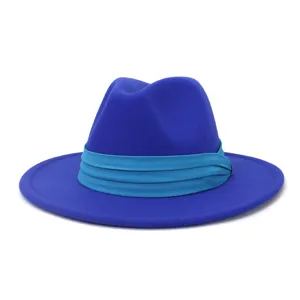 Primo piano del cappello fedora in feltro di lana blu con dettaglio di fascia plissettata ottanio.