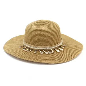 Vue detaillee chapeau de paille femme avec corde tressee et coquillages decoration plage.