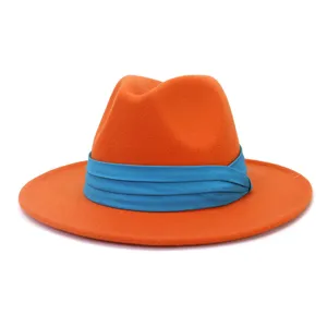 Primo piano dettagliato del cappello fedora in feltro arancione vivace con nastro blu.