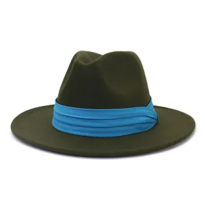 Vista dettagliata del cappello fedora in lana verde scuro con elegante nastro plissettato.