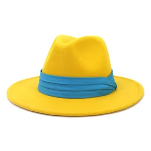 Cappello fedora in feltro di lana giallo con tesa larga piatta e nastro plissé blu elegante.