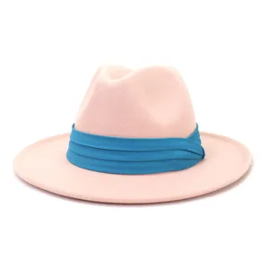 Primo piano dettagliato del cappello in feltro rosa chiaro con nastro blu plissettato.