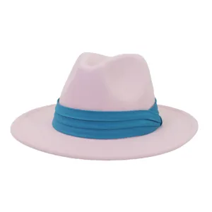 Dettaglio in primo piano del cappello fedora in lana rosa con tesa piatta e nastro blu.