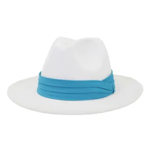 Primo piano dettagliato di un cappello Fedora bianco con una fascia plissettata blu.