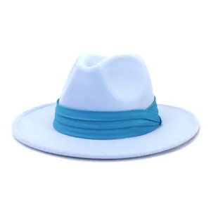 Primo piano dettagliato del cappello fedora azzurro con nastro blu vivo per uomo e donna.