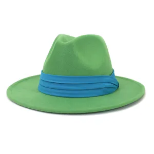 Vista dettagliata del cappello fedora verde, che mostra la consistenza e il nastro blu.