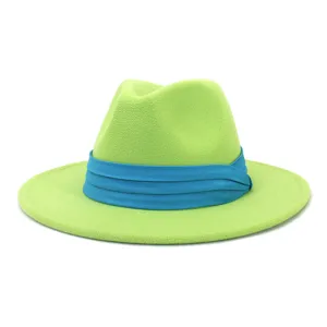 Elegante cappello jazz in lana a tesa piatta con nastro blu per autunno e inverno.