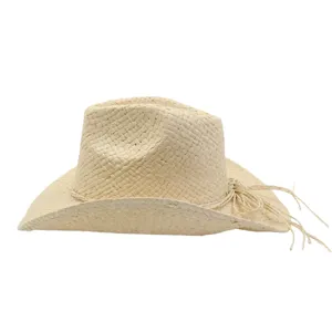 Gros plan détaillé du chapeau de cowboy en paille, montrant une texture tissée et un nœud latéral.