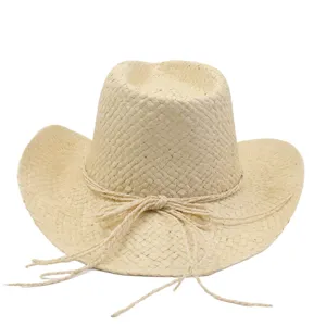 Gros plan détaillé du chapeau de cowboy en paille tressée avec nœud de cordon décoratif.