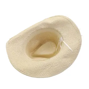 Vue détaillée du chapeau de cowboy en paille montrant la bande et l'étiquette intérieure.
