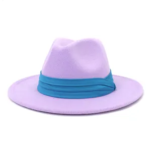 Vista di dettaglio in primo piano del cappello fedora in feltro di lana con nastro.