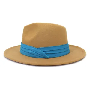 Classico cappello fedora in lana cammello con nastro plissettato blu per look autunnali.