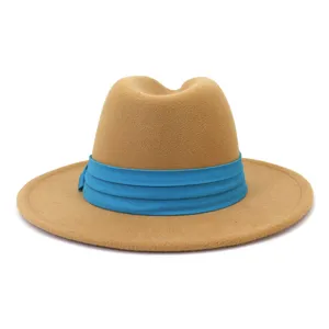 Dettagli in primo piano del cappello fedora cammello a tesa larga con nastro blu.