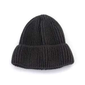 Bonnet en tricot gris anthracite en détail, bonnet en laine chaud pour hommes et femmes.