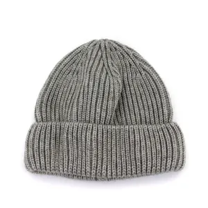 Détail de bonnet en tricot côtelé gris, texture de gros plan d'hiver chaud en laine.