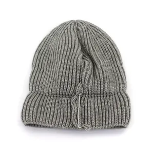 Détail de bonnet en tricot côtelé gris avec tissu texturé épais et style d'hiver confortable.