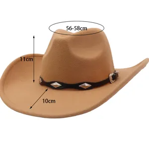 Chapeau de cowboy en feutre style occidental avec bande en cuir cloutée, couleur chameau.