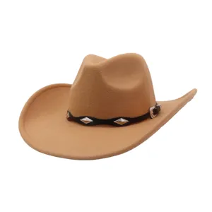 Gros plan d'un chapeau de cowboy western élégant avec bande en cuir cloutée de métal.