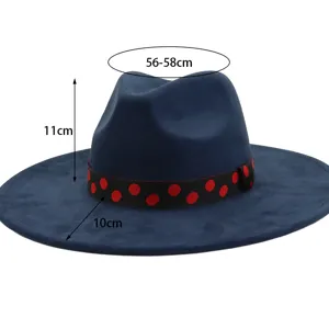Vue détaillée du chapeau fedora en suédine bleue, mettant en valeur les dimensions et le ruban.