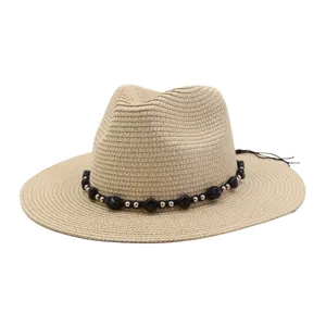 Zomerse strohoed met brede rand, zwarte steen en zilveren kralenband strandhoed voor unisex.