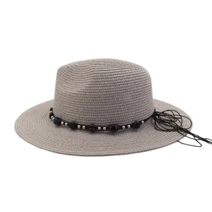 Grijze strozonnehoed met kraalband en kwastdetail 7cm rand zomer strandhoofddeksel