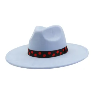 Chapeau fedora à large bord en suédine bleu clair avec ruban à pois rouges et noirs élégant.