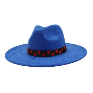 Chapeau fedora jazz en suédine bleue à large bord avec bande noire à pois rouges élégant.